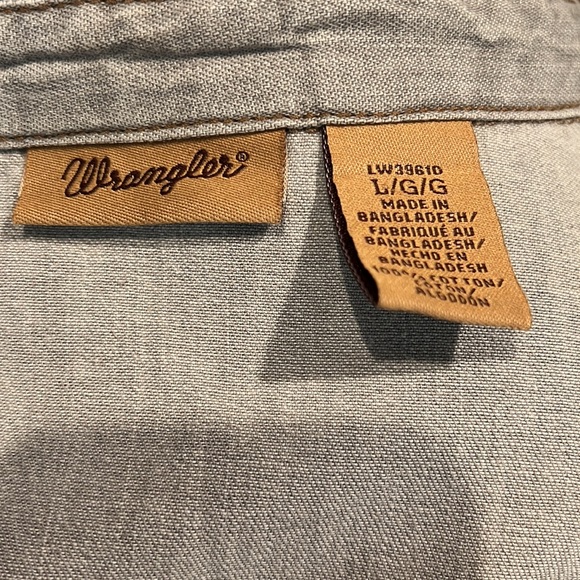 EUC - Women’s Wrangler Long Sleeve Shirt! - Picture 5 of 5